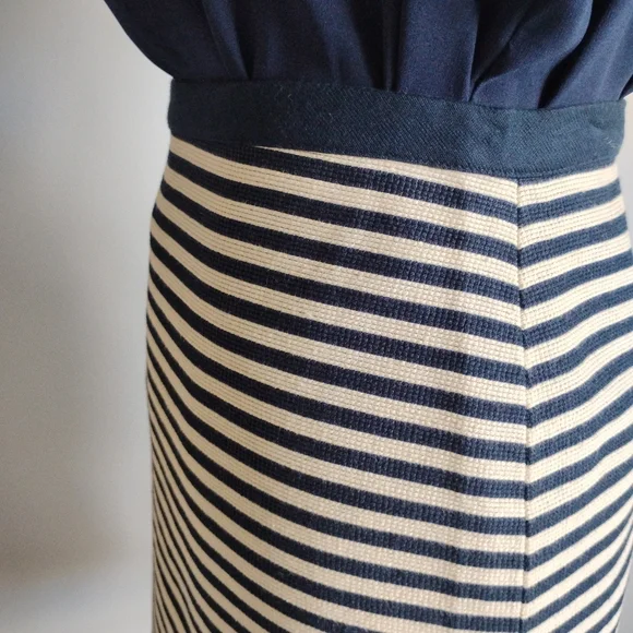 LOFT Cotton Blend Woven Navy Blue Cream/Tan Striped Pencil Skirt Classic Size 10 - Picture 8 of 16